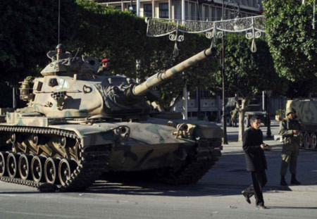 Quân đội đang nắm quyền kiểm soát trên đường phố Tunis thay cho cảnh sát. Ảnh: AP