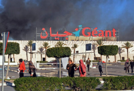 Một siêu thị của Pháp tại Tunis bị đốt phá. Ảnh: