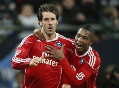 Van Nistelrooy (bên trái) trong màu áo Hamburg.