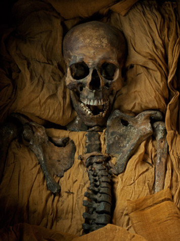 Những thông tin hoàng gia tìm thấy trong chiếc rương đã gợi ý rằng xác ướp đó có thể là Akhenaten. Các phân tích ADN giờ khẳng định xác ướp đó là con trai của Amenhotep III và Nữ hoàng Tiye, cha mẹ của Akhenaten. Như vậy, ông chính là cha của vua Tut.