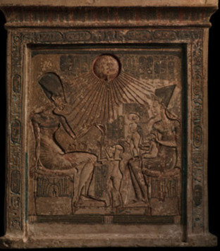 Một tấm bia đá tìm thấy ở Amarna, trong đó vẽ vua pharaon Akhenaten, hoàng hậu Nefertiti và các con gái đang ngồi dưới các tia sáng Mặt trời, hình ảnh tượng trưng cho thần Aten. Người con lớn nhất, Meritaten, đứng giữa cha mẹ. Mekentaten thì dựa vào đùi của mẹ trong khi Ankhesenpaaten ngồi trên váy mẹ. Ankhesenpaaten sau này cưới vua Tut và đổi tên là Ankhesenamun.