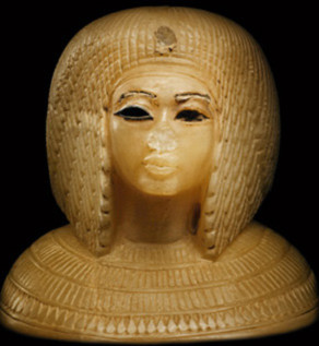 Các dữ liệu lịch sử cho thấy Akhenaten có thể cưới đồng thời cả nữ hoàng nổi tiếng Nefertiti (trong hình) và một phụ nữ có tên Kiya, nhưng không ai trong số này được nói là em gái của ông ta.