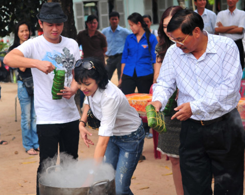 Việt Trinh mở màn cho đòn bánh tét đầu tiên