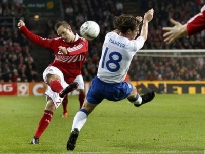 Đan Mạch (áo đỏ) thường là đối thủ khó chơi với Anh.