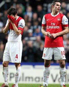 Cầu thủ Arsenal ngẩn ngơ sau trận hòa vừa qua.