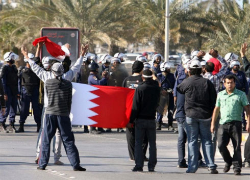 Nguy cơ bạo lực và bất ổn ở Bahrain luôn tiềm ẩn khi người biểu tình đụng độ với cảnh sát. Ảnh: AFP.