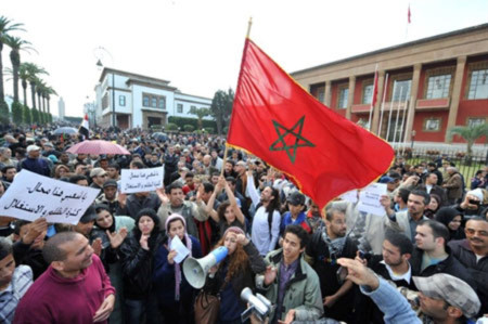 Người biểu tình trước toà nhà quốc hội Ma rốc ở thủ đô Rabat. Ảnh: AFP