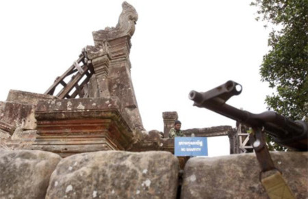 Vũ khí tại lối vào đền Preah Vihear. Ảnh: AP.