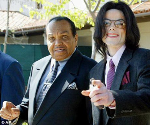 Michael Jackson và cha, ông Joseph Walter Jackson. Ảnh: AP