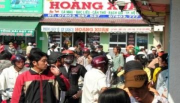 Chật vật mua vé xe ngày đẹp