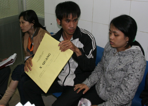 Hành khách trên xe thoát chết, đang chờ xét nghiệm kiểm tra sức khỏe ở bệnh viện đa khoa Lâm Đồng. Ảnh: Quốc Dũng