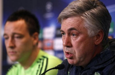 Ancelotti (phải) trong cuộc họp báo cùng thủ quân Terry.