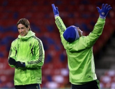 Torres (trái) được kỳ vọng rất nhiều tối nay.
