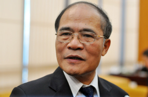Phó thủ tướng Nguyễn Sinh Hùng cho rằng nếu thực hiện đồng bộ các giải pháp, tăng trưởng kinh tế sẽ không bị ảnh hưởng. Ảnh: Nhật Minh