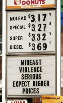 Bảng giá xăng và dầu diesel tại một trạm xăng ở Easthampton, Massachusetts ngày hôm qua, 23/2 tại Mỹ, sau khi giá dầu New York chạm 100 USD mỗi thùng. Ảnh: AP