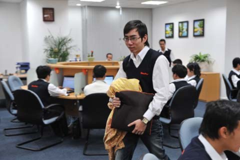 Ngoài việc phát chăn, gối cho nhân viên ngủ, Nguyễn Tử Quảng còn muốn cung cấp bữa trưa miễn phí cho mọi nhân viên khi công ty phát triển hơn. Ảnh: Hoàng Hà