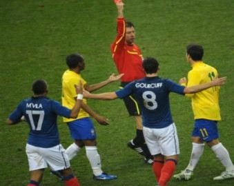 Cú đá kung-fu của De Jong tái hiện trong trận Pháp - Brazil