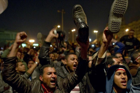 Người biểu tình tức giận vì tổng thống Mubarak không từ chức đêm qua. Ảnh: AFP