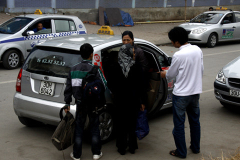 Giá xăng tăng, nhiều tài xế taxi phải thương lượng khách trả thêm cước trước khi nhận chở. Ảnh minh họa: Tuệ Minh