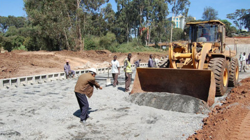 Phía bên kia Lục địa đen, người Trung Quốc thậm chí còn xây cả tòa nhà Quốc hội cho Malawi. Lao động Trung Quốc tràn ngập công trường khiến người dân bản địa gần như không thể tìm thấy cơ hội việc làm. Đối tác châu Á hiện cũng đang tiến hành xây dựng một con đường dài 200 km tại biên giới quốc gia này.