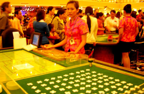 Bên trong một casino bên Campuchia có sự xuất hiện của một số cán bộ từ Việt Nam sang đánh bạc. Ảnh: Thiên Phước