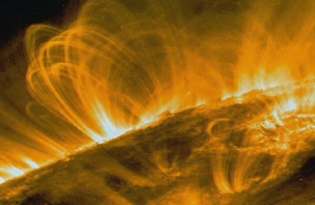 Luồng hạt mang điện tích phun ra từ vùng thượng quyển của mặt trời. Ảnh: treehugger.com.
