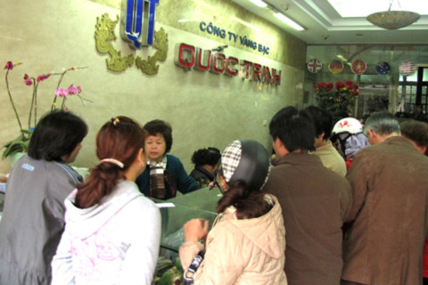 Ngay khi giá vàng vọt hơn 38 triệu đồng một lượng, khách đến giao dịch tại các cửa hàng trên phố Hà Trung đều tăng so với các ngày trước. Ảnh chụp tại cửa hàng Quốc Trinh sáng 19/2. Ảnh: Tuệ Minh