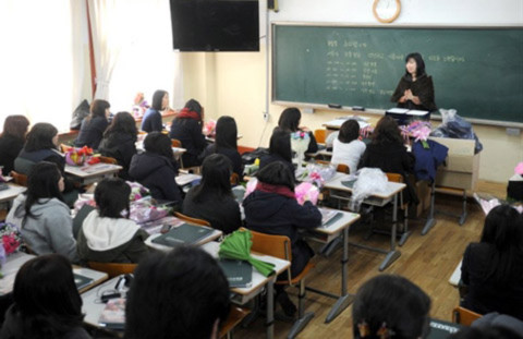 Bên trong một lớp trung học ở Hàn Quốc, ảnh minh họa AFP.