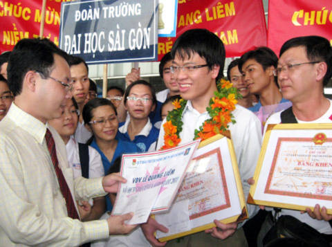 Quang Liêm nhận bằng khen và tiền thưởng từ đại diện Thành Đoàn TP HCM.