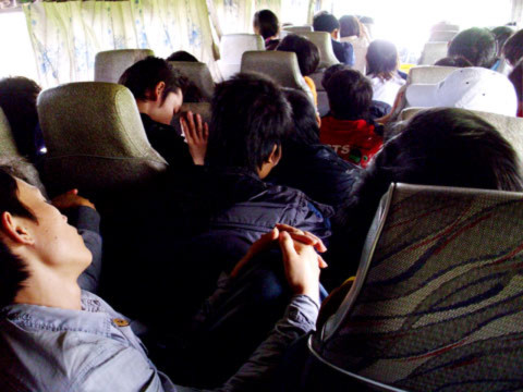 Hàng chục hành khách bị nhồi nhét ngồi xuống sàn xe. Ảnh: Tá Lâm.