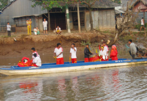 Sáng nay mồng 9 Tết Tân Mão (11/2), người dân cửa biển Cái Cùng bắt đầu làm lễ nghinh “Ông”./. Ảnh: Thiên Phước