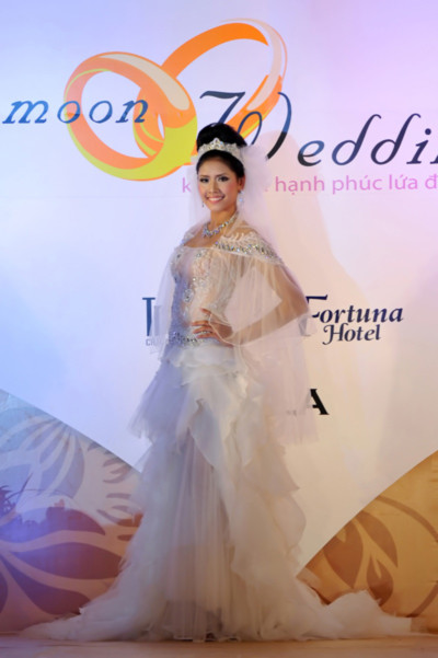 Nguyễn Thị Loan trình diễn tại Wedding Gala áo cưới hồi cuối tháng 8/2010, chỉ ít ngày sau cuộc thi Hoa hậu Việt Nam. Ảnh: Hoàng Hà.