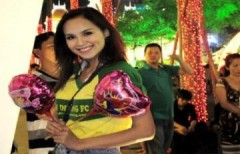 Hoa hậu Diễm Hương đi bán bong bóng