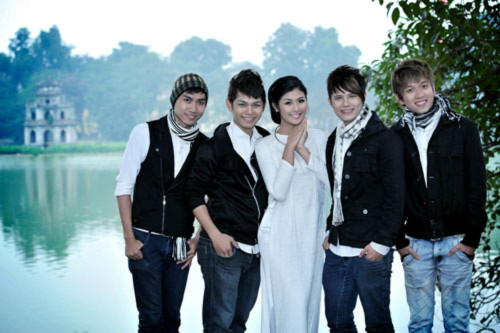 Hoa hậu Ngọc Hân làm duyên bên nhóm V.Music