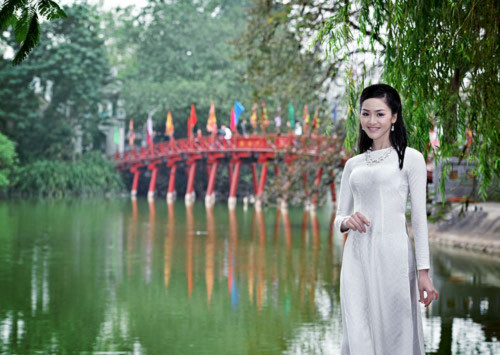 Hoa hậu Ngọc Hân làm duyên bên nhóm V.Music