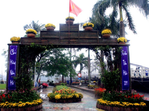 Phố đi bộ Nguyễn Đình Chiểu, cạnh cầu Tràng Tiền, ngập tràn trong sắc hoa xuân