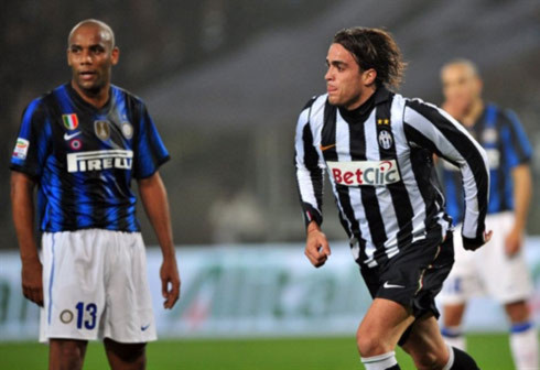 Maicon là điển hình cho sự sa sút của hàng thủ Inter so với mùa trước. Ảnh: AFP.