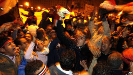 Người Ai Cập ăn mừng khi Mubarak từ chức. Ảnh: AP