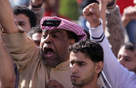 Biểu tình chống chính phủ tại Bahrain. Ảnh: AP