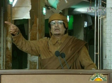 Ông Gadhafi phát biểu trên truyền hình hôm 22/2. Ảnh: AFP.
