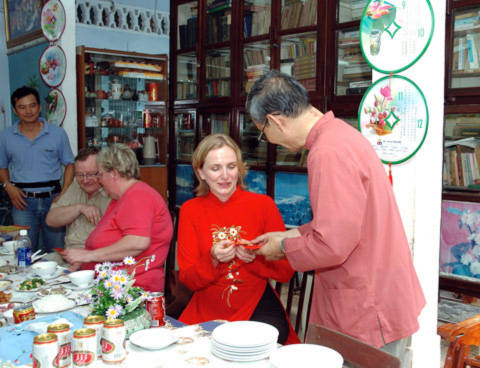 Du khách nước ngoài dự bữa cơm ngày tết truyền thống của người Việt tại nhà tiến sĩ Nguyễn Nhã