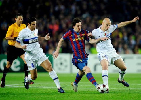 Được chơi bóng ở châu Âu cho những CLB hàng đầu thế giới như Messi (giữa), Zanetti (trái) và Cambiasso là mơ ước của tất cả những cầu thủ Argentina ra nước ngoài thi đấu.