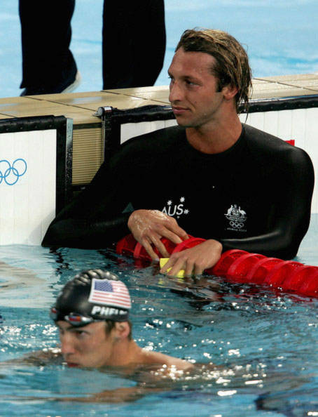 Phelps (trái) và Ian Thorpe trên đường đua 200 mét tự do ở Athens 2004.