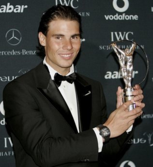 Nadal với bức tượng chiến thắng giải Nam VĐV xuất sắc của Laureus.