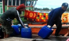 Ngư dân Quảng Ngãi ồ ạt mua dầu diesel vì sợ tăng giá