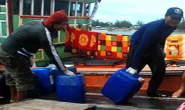 Ngư dân Quảng Ngãi ồ ạt mua dầu diesel vì sợ tăng giá