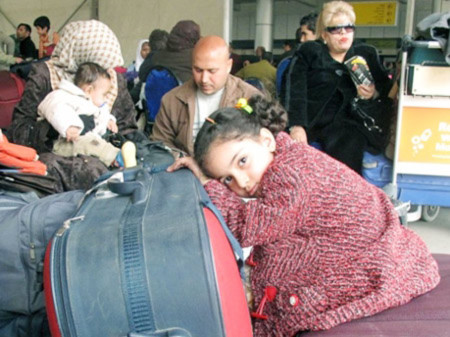 Người nước ngoài chờ trong nhà tạm bên ngoài sân bay ở Cairo để rời Ai Cập. Ảnh: AFP.
