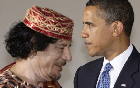 Tổng thống Mỹ Barack Obama và lãnh đạo Libya Muammar Gaddafi chạm mặt trong một cuộc họp quốc tế. Ảnh: Reuters