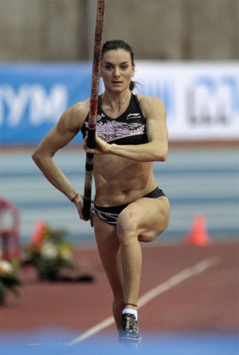 Isinbayeva chật vật tìm lại phong độ từng đưa cô lên đỉnh vinh quang trước kia. Ảnh: AFP.