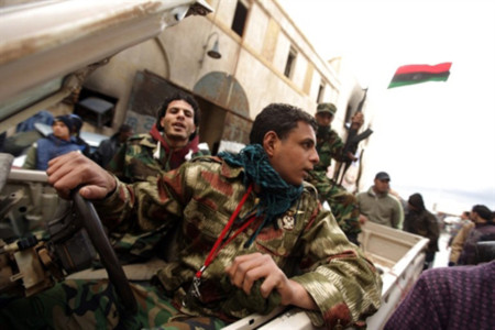 Những binh lính chống chính phủ tuần tra tại thành phố Benghazi hôm 27/2. Ảnh: AFP.